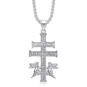 Collier croix Caravaca argentée avec détails d'anges et zircons brillants hip hop