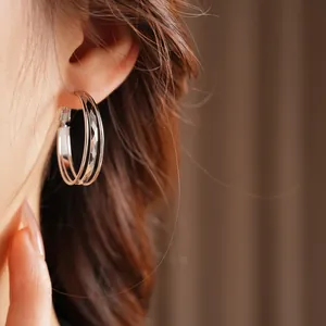 Boucles d'oreilles créoles multicouches argentées avec texture diamantée polie