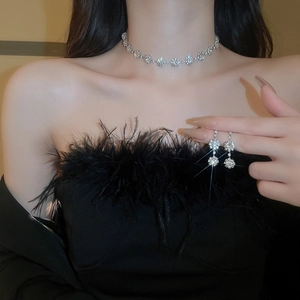 Parure de luxe collier fleur en cristal étincelant et boucles d'oreilles pendantes