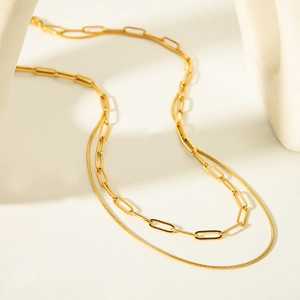 Collana a doppio strato placcata oro 18K con catena a graffetta e serpente su base di pietra