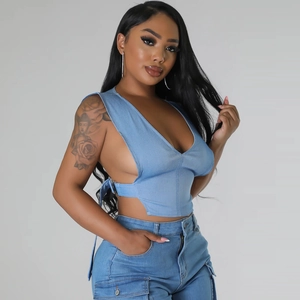 Gilet dos nu en jean bleu clair avec col en V profond et design ouvert sur les côtés