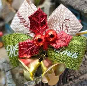 Mini-Weihnachtsschleife aus Jute in Beige und Grün mit goldenen Glöckchen und Band