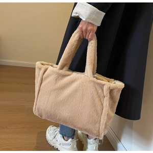 Détail du grand sac cabas en peluche kaki montrant sa texture douce et sa grande capacité