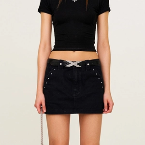 Mini-jupe en jean noir style léopard vintage avec clous rivets et ceinture pour femme