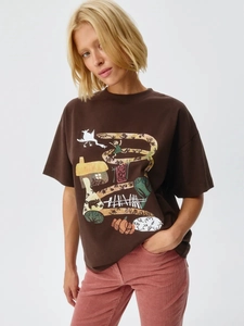 Σκούρο καφέ oversized βαμβακερό T-shirt με ποιμενικό τύπωμα για μοντέρνο καλοκαιρινό στυλ