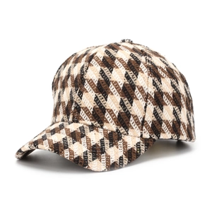 Gros plan détaillé du motif pied-de-poule marron et de la texture laine sur la casquette