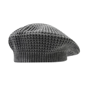 Béret tricoté gris minimaliste pour femme avec texture gaufrée et bordure côtelée élégante