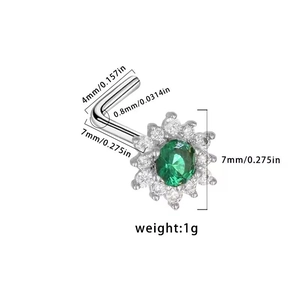 Clou de nez en argent en L avec pierre centrale verte et accents de diamants blancs