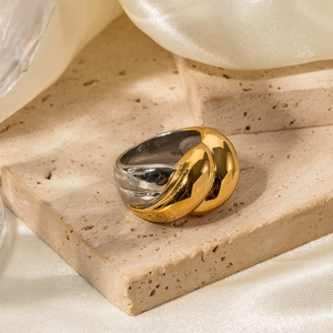 Bague torsadée bicolore en or 18K et acier inoxydable sur socle en pierre