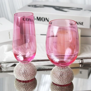 Verres à vin et champagne roses avec base sphérique étincelante en strass argentés