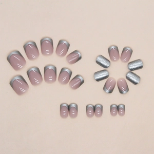 Unghie finte French con base nude, glitter argento e forma quadrata corta alla moda