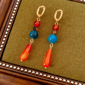 Detail von Vintage Perlenohrringen mit Karneol-Tropfen und vergoldeten Creolen