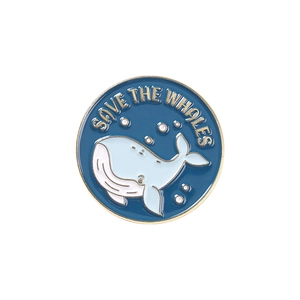 Pin de ballena en esmalte con texto Save The Whales sobre base dorada y fondo blanco