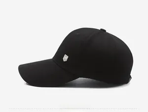 Vista laterale di un cappellino da baseball nero con logo a scudo argentato e dettagli