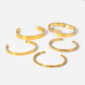 Cinq bracelets assortis en acier inoxydable plaqué or 18K avec zircons clairs