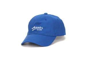 Détail de la broderie blanche Stubble EST. 1993 sur une casquette de baseball bleue