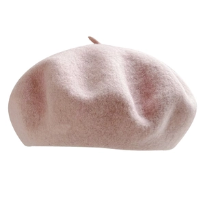 Béret classique en laine rose clair pour femme avec texture feutrée sur fond blanc épuré
