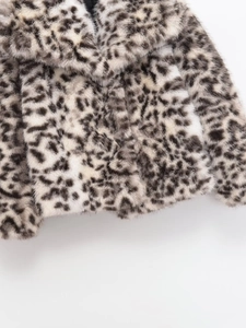 Detailaufnahme der Leoparden-Kunstfelltextur und des Kragens der kurzen Jacke