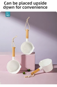 Détail de louches à eau blanches avec manches en bois ergonomiques et cordes en chanvre