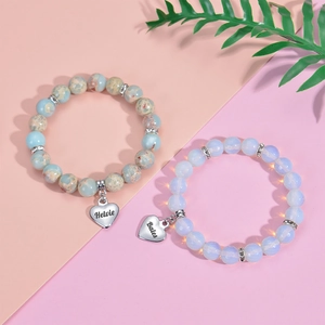 Détails de bracelets en pierre naturelle avec pendentifs coeur gravés personnalisés