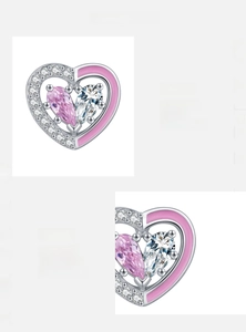 Vue détaillée des boucles d'oreilles cœur en argent S925, émail rose et pavé de zircons