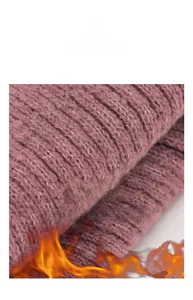 Detail van zachte pluche voering voor thermische isolatie in een roze gebreide muts