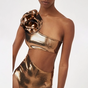 Detail van het bronzen badpak met één schouder, 3D-bloemdecoratie en taille-uitsparing