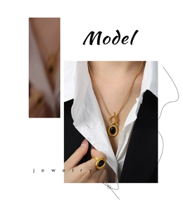 Détail d'un ensemble de bijoux en titane doré avec agate noire et fermoir OT sur modèle