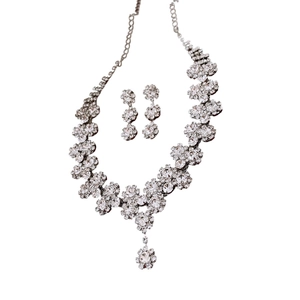 Elegante set di collana e orecchini a fiori con brillanti strass in argento puro