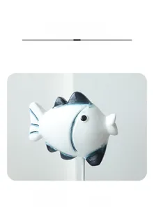 Dettaglio dei motivi a inchiostro dipinti a mano sulla scultura di pesce in legno