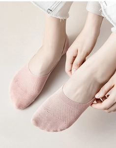 Détail de la chaussette invisible en maille rose avec tissu respirant pour l'été