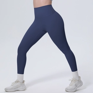 Detailansicht der dunkelblauen High-Waist-Yogahose mit Bauchkontrolle und Formeffekt