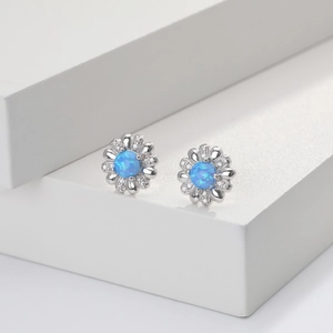 Nahaufnahme der S925 Sterlingsilber Blumenohrstecker mit blauem Opal und kleinen Zirkonen
