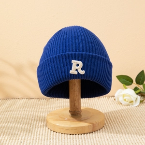 Berretto in maglia caldo blu reale con lettera R ricamata bianca per l'autunno e inverno