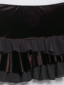 Détail des volants superposés en velours marron et mousseline sur la jupe gothique