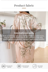 Détail d'un peignoir en satin rose pâle avec d'élégants motifs floraux et feuilles vertes