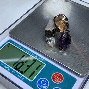 Μέτρηση βάρους 18,31g για το vintage χάλκινο δαχτυλίδι με αμέθυστο και κιτρίνη πέτρα