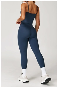 Détail de l'ensemble de yoga bleu foncé brossé avec taille haute et effet sculptant