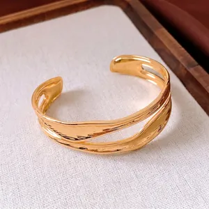Bracciale rigido aperto a doppio strato placcato oro 18K con design ondulato