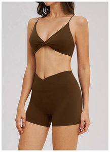 Vue de face de l'ensemble brassière de sport à col en V et short à taille croisée marron
