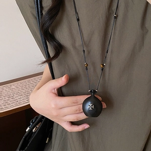 Collier vintage en bois avec pendentif gourde noire et motif de croix en argent