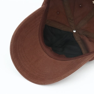 Détail de la casquette marron foncé montrant la bande anti-transpiration et les coutures internes