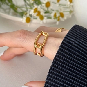 Minimalist 925 sterling silver gold-plated chain link ring on index finger with daisies