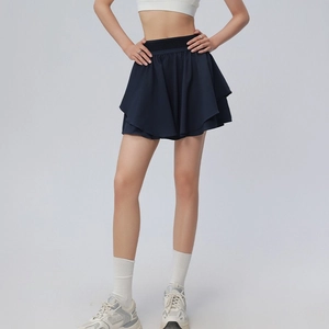 Détail d'une jupe short de sport bleu marine à double couche avec taille élastique