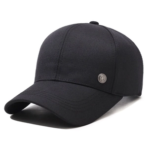 Minimalistische schwarze Baumwoll-Baseballkappe für Herren mit modischem Metalldetail