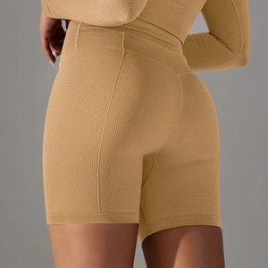 Détail du short de yoga sans couture à taille haute avec texture respirante en nid d'abeille