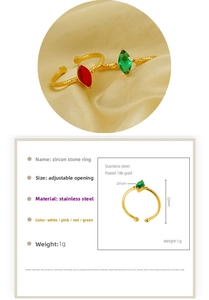 Dettaglio anello regolabile in acciaio inossidabile con zircone marquise placcato oro 18K