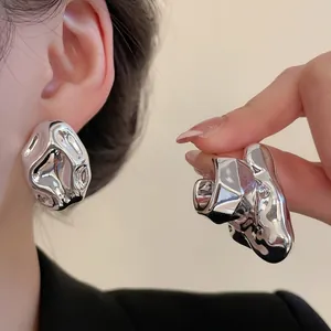 Orecchini irregolari in argento stile lava con finitura lucida in metallo liquido fluido