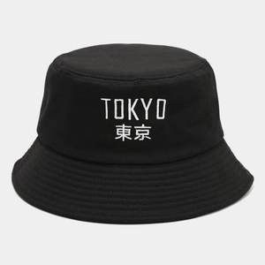 Dettaglio del ricamo bianco TOKYO e cuciture precise sul cappello a secchiello nero
