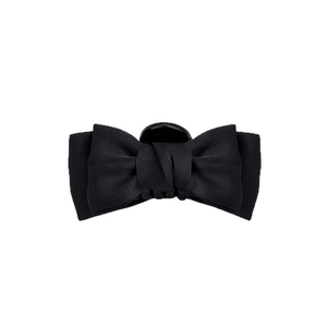 Barrette à cheveux élégante avec nœud en tissu noir pour frange sur fond blanc pur